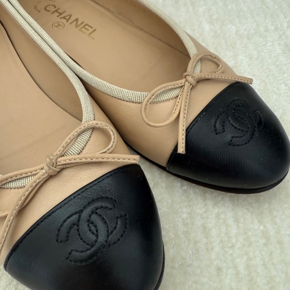 Chanel Ballerina Flats in classic Beige & Black - Picture 3 of 8
